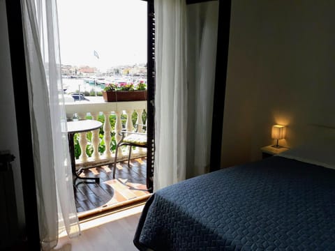 Bed, View (from property/room), Balcony/Terrace, Photo of the whole room, Bedroom