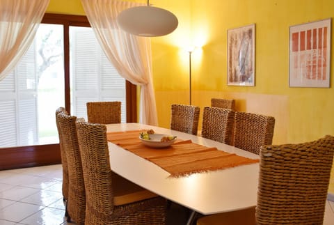 Seating area, Dining area