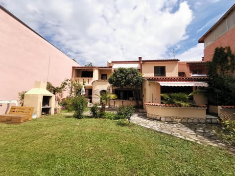 Property building, Facade/entrance, BBQ facilities, Garden, Balcony/Terrace, Lobby or reception, Garden view