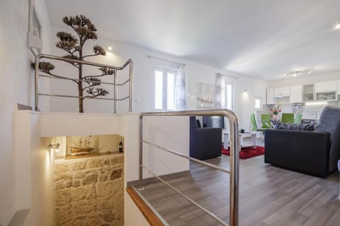 TV and multimedia, Kitchen or kitchenette, Living room, Seating area, Dining area