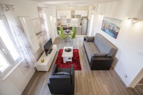 TV and multimedia, Kitchen or kitchenette, Living room, Seating area, Dining area