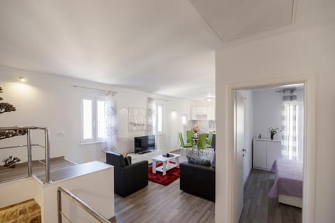 TV and multimedia, Kitchen or kitchenette, Living room, Seating area, Dining area