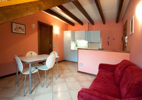 Kitchen or kitchenette, Seating area