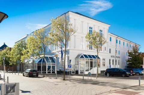 Facade/entrance, Day, Autumn, On site, City view, Street view