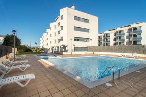 Facade/entrance, Swimming pool