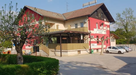Facade/entrance