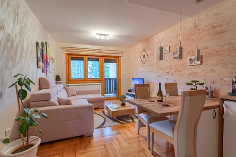 Day, Summer, Living room, Decorative detail, Seating area, Dining area, Mountain view, Family