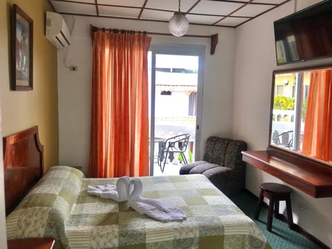 Bed, TV and multimedia, Photo of the whole room, Bedroom, towels, air conditioner
