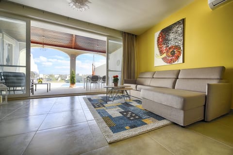 Balcony/Terrace, Living room, Pool view
