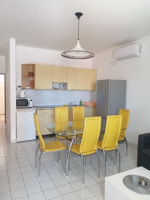 Kitchen or kitchenette, Seating area