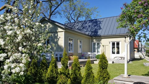 Property building, Garden, Balcony/Terrace, Garden view