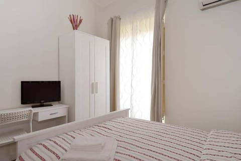 Bed, People, TV and multimedia, Seating area, Bedroom, Guests, children, young children, older children, group of guests, Family