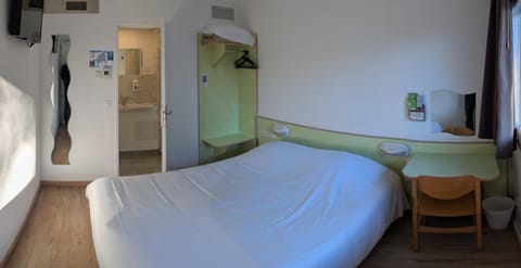 Property building, Bed, TV and multimedia, Photo of the whole room