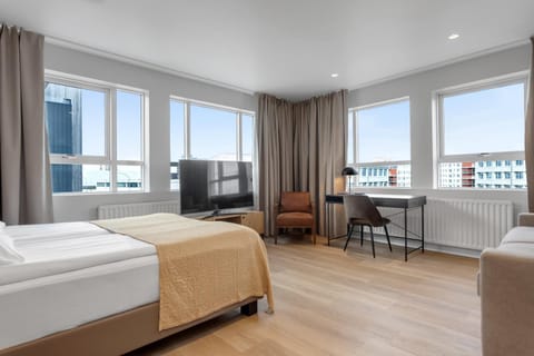 Bed, TV and multimedia, Seating area
