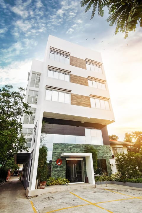 Nearby landmark, Restaurant/places to eat, Facade/entrance