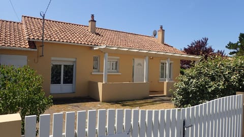 Facade/entrance, Landmark view