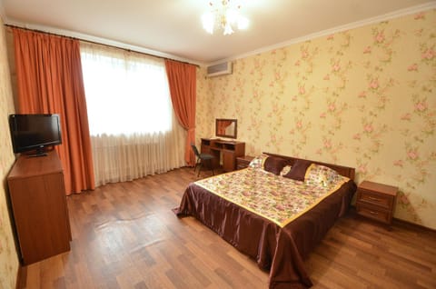 Bed, Photo of the whole room, Decorative detail, Decorative detail, Bedroom