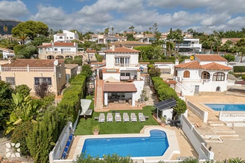 Property building, Day, Neighbourhood, Bird's eye view, City view, Pool view, Street view, Swimming pool, Location, sunbed