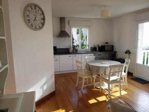 Kitchen or kitchenette, Dining area, stove