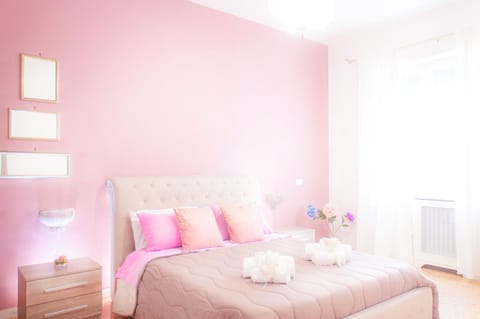 Bed, Photo of the whole room, Bedroom, internet, towels