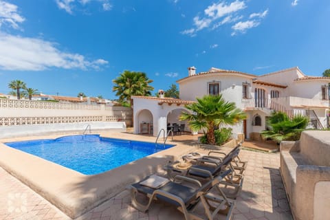 Property building, Patio, Day, Pool view, Swimming pool, sunbed