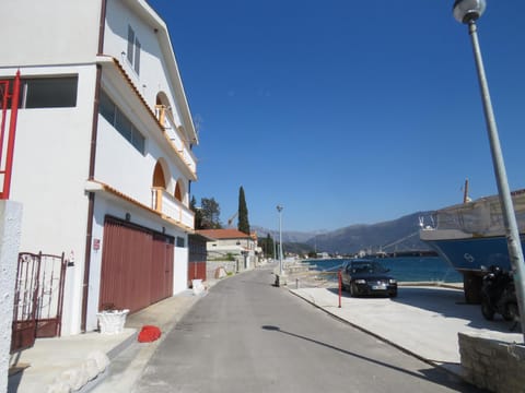 Property building, Facade/entrance, Neighbourhood, Decorative detail, Street view
