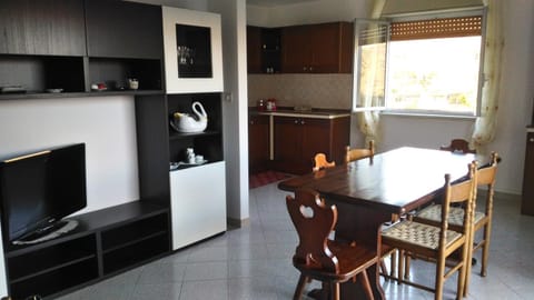 BBQ facilities, TV and multimedia, Coffee/tea facilities, View (from property/room), Balcony/Terrace, Dining area, Mountain view, River view, Drinks