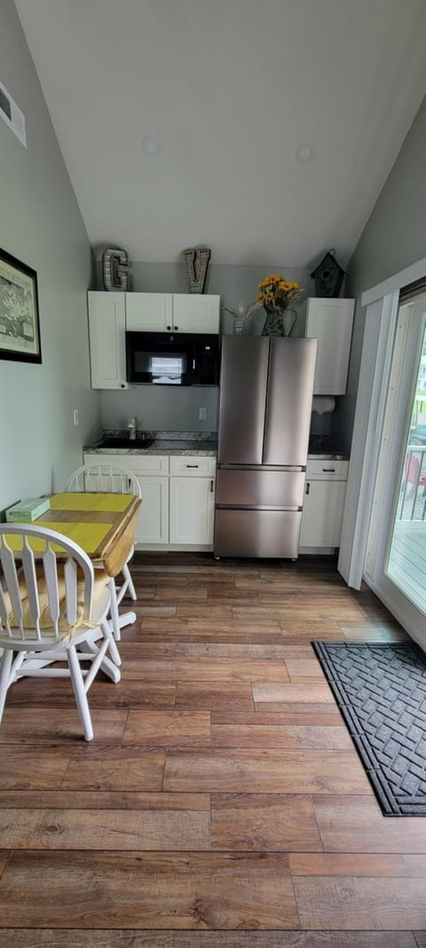 Kitchen or kitchenette, Dining area, minibar, stove