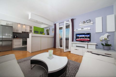 TV and multimedia, Balcony/Terrace, Kitchen or kitchenette, Living room, Seating area