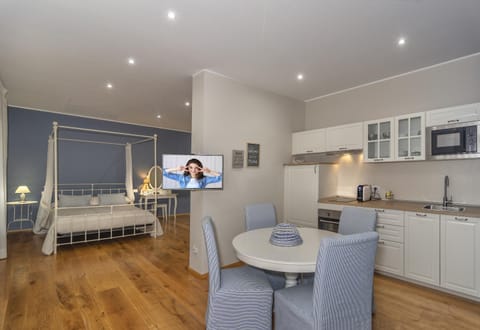 Kitchen or kitchenette, Dining area, Bedroom