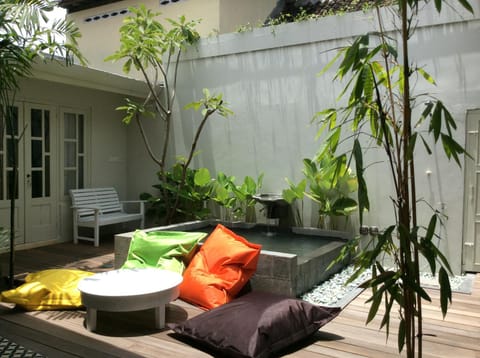 Patio, Day, Swimming pool