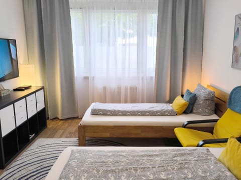 Communal lounge/ TV room, Bed, TV and multimedia, Living room