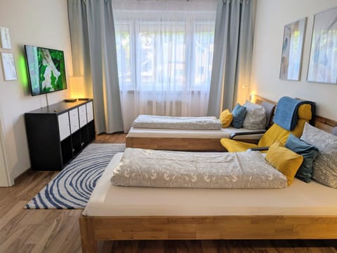 Bed, TV and multimedia, Living room, Photo of the whole room