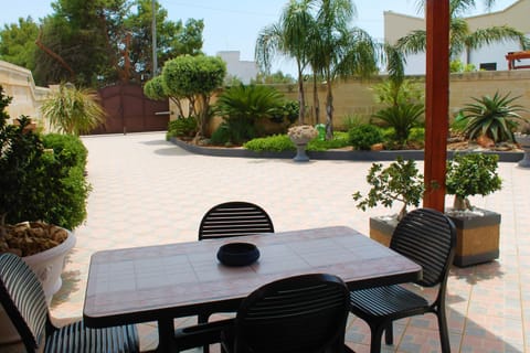 Property building, Patio, Spring, Day, Garden, Dining area, Garden view
