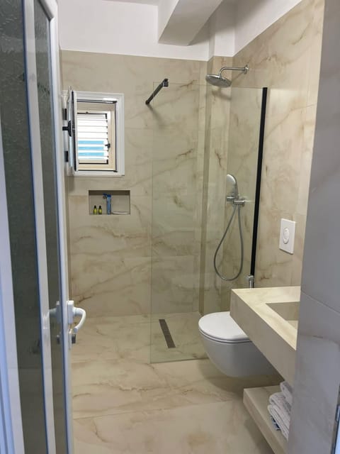 Shower, Toilet, Bathroom, towels