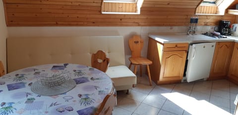 Kitchen or kitchenette, Dining area