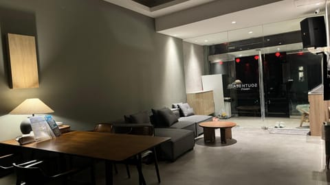 Communal lounge/ TV room, TV and multimedia, Living room, Seating area, Evening entertainment