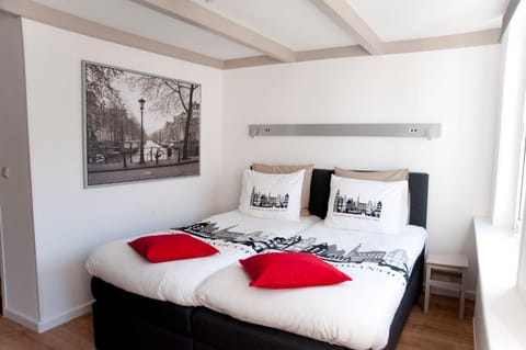 Bed, Photo of the whole room, Decorative detail, Bedroom, On site