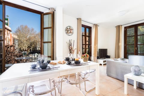 Day, TV and multimedia, View (from property/room), Balcony/Terrace, Living room, Seating area, Dining area