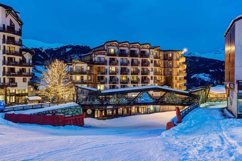 Property building, Restaurant/places to eat, Facade/entrance, Winter, View (from property/room)