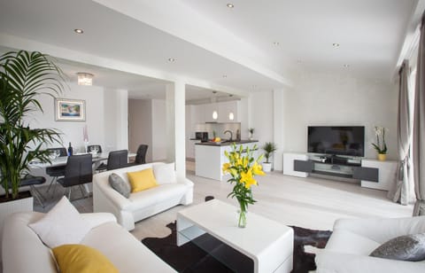 Communal lounge/ TV room, Spring, Summer, Living room, Seating area