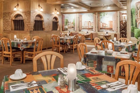 Restaurant/places to eat, Dining area, On site