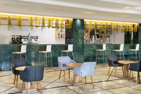 Lounge or bar, Seating area, Drinks