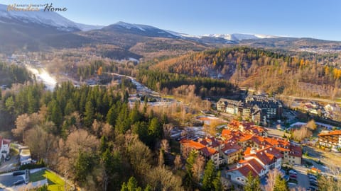 Property building, Nearby landmark, Day, Neighbourhood, Natural landscape, Bird's eye view, Mountain view