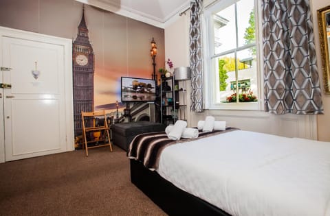 Bed, TV and multimedia, Bedroom