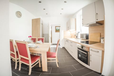 Coffee/tea facilities, Kitchen or kitchenette, Dining area, Communal kitchen, City view, Garden view, Mountain view