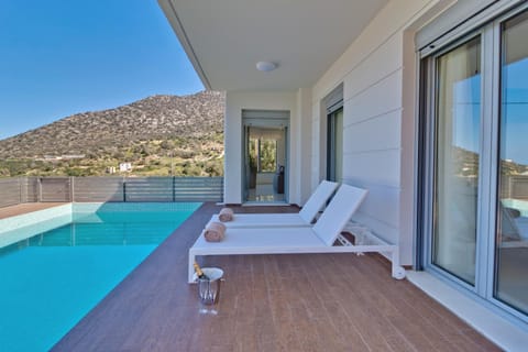 Day, Natural landscape, Pool view, Swimming pool, sunbed