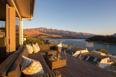 Balcony/Terrace, Lake view, Mountain view