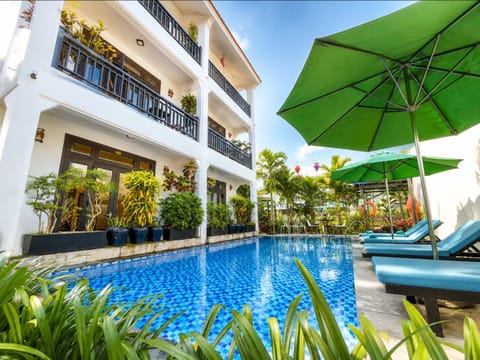 Property building, Garden, View (from property/room), Balcony/Terrace, Pool view, Swimming pool, sunbed