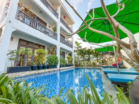 Property building, Patio, Spring, Day, Pool view, Swimming pool, sunbed